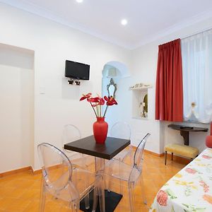 Amalfi Old Square Room & Apartments